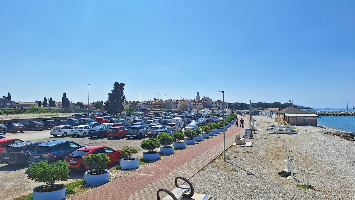Puno parkiralište uz fažansku rivu u turističkoj sezoni