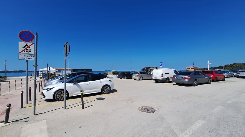 Parkiralište Badel u Fažani s označenim parkirališnim mjestima